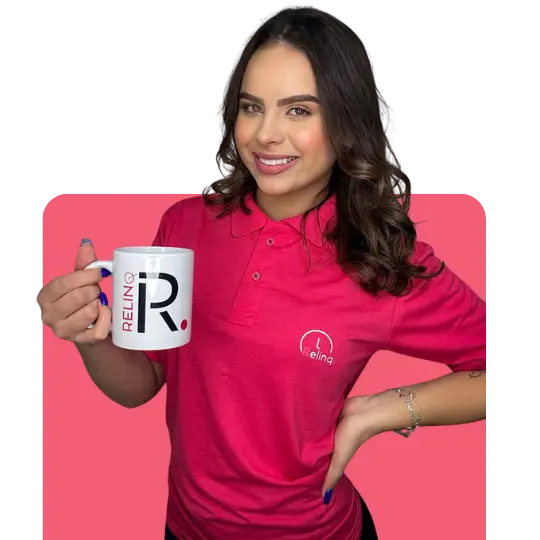 Imagem de uma mulher feliz segurando uma xícara com a marca da Relinq