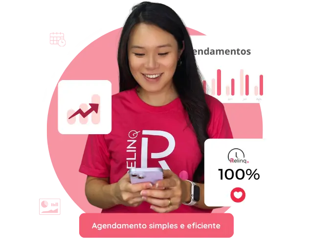 Imagem de uma menina feliz segurando o celular